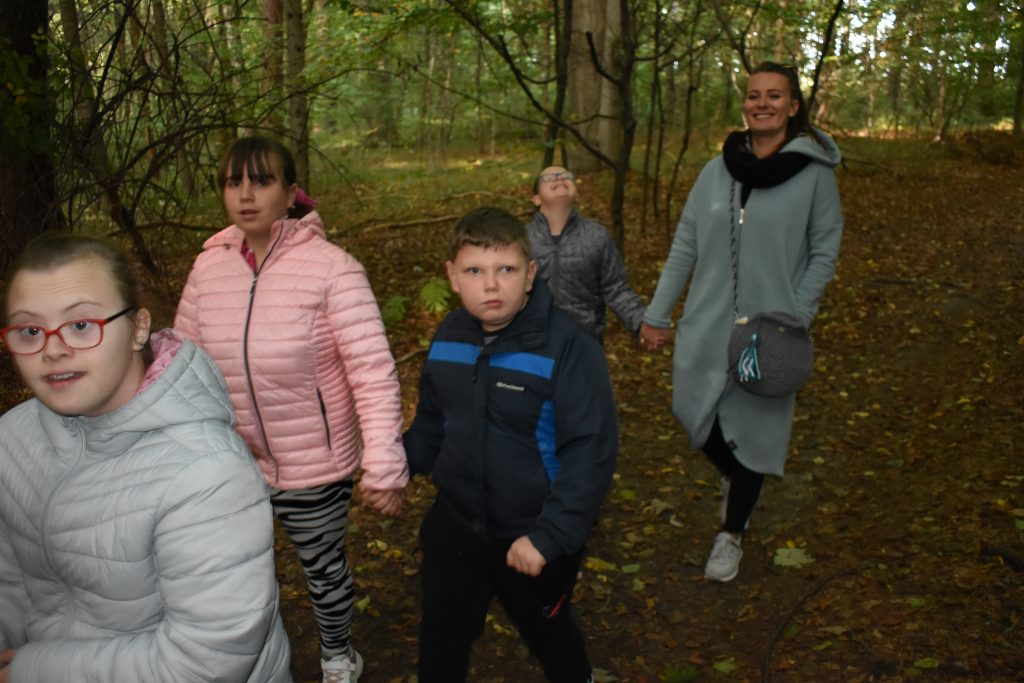 leśna droga, czworo dzieci, nauczycielka