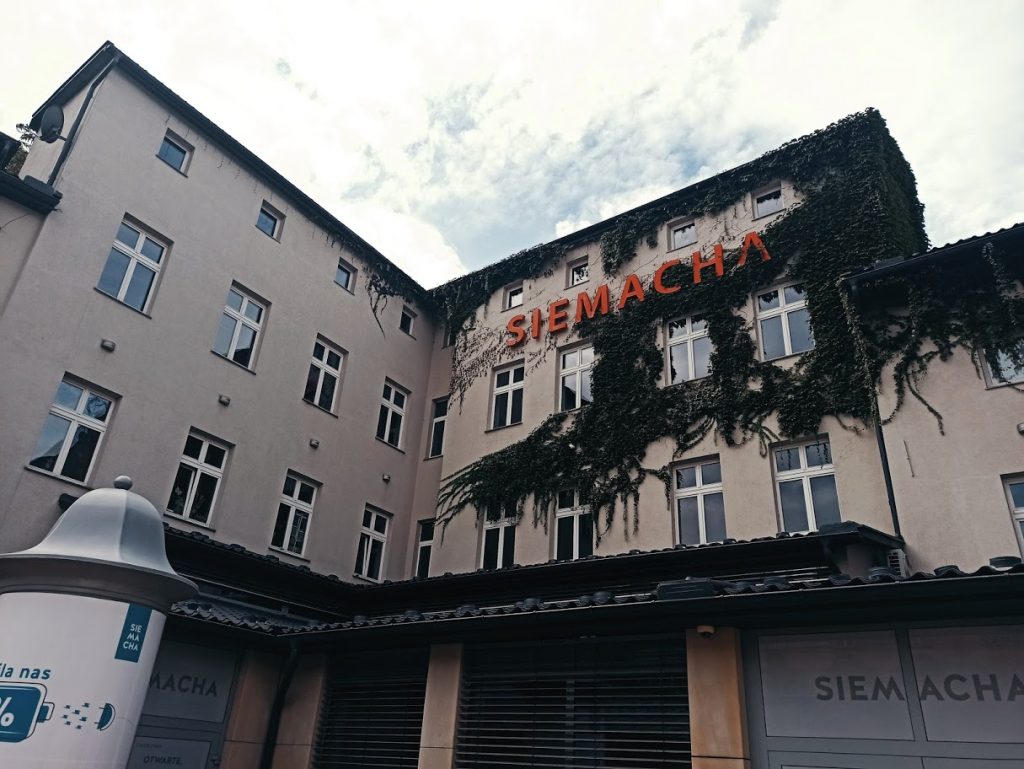 Budynek z napisem Siemacha