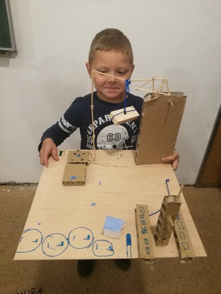 Chłopiec trzyma model swojego miasta