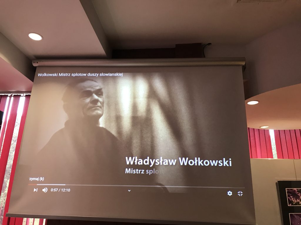 sala w muzeum, telebim, na którym wyświetla się wizerunek Władysława Wołkowskiego